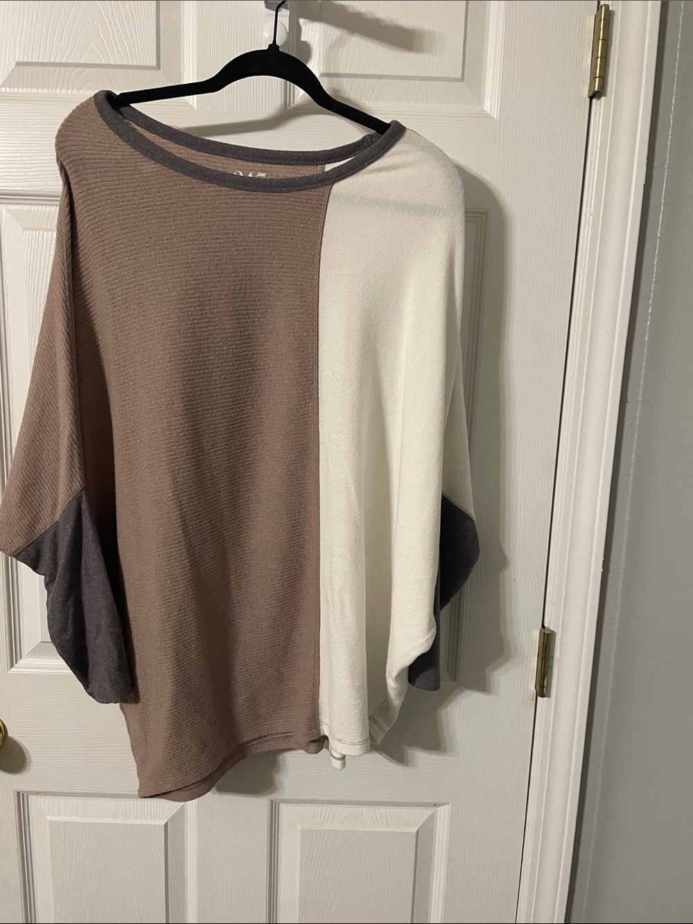 Women's Colorblock Boatneck Tunic Top - Taupe, Cream & Charcoal